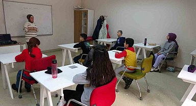 Minikler İngilizce kursunda hem eğleniyor hem öğreniyor