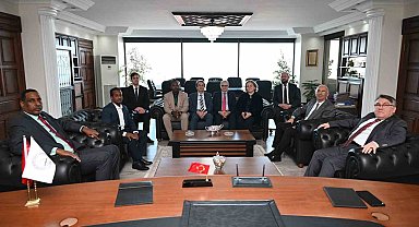 Mogadişu Üniversitesi Rektörü Prof. Dr. Mursal'dan Rektör Özölçer'e ziyaret