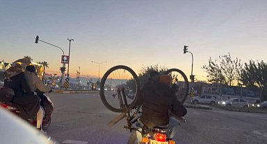 Motosiklet üzerinde bisikletle yolculuk kamerada