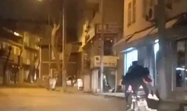 Motosiklete 4 kişi bindiler, ne kendilerini ne de çocuklarını düşündüler