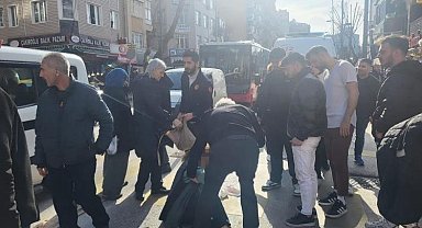 Motosikletle yaya geçidindeki yayalara çarptı, 2 kişi yaralandı