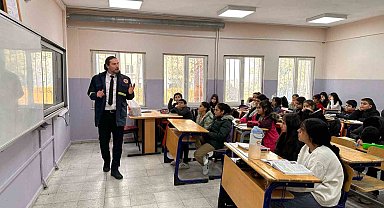 MSB personeli depremin 160'ıncı saatinde kurtarılan Aysima'yı ziyaret etti