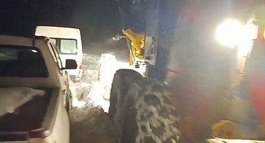 Muradiye'de yolda mahsur kalan işçiler kurtarıldı