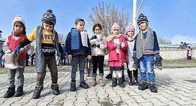 Muş'ta bir araya gelen gönüllüler köy okullarındaki öğrencileri sevindiriyor