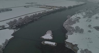 Muş'ta soğuklar hayatı olumsuz etkilerken, doğa eşsiz görüntüler sundu