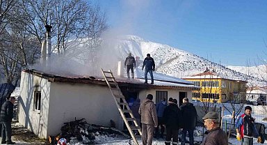 Müstakil evin çatı kısmı yandı