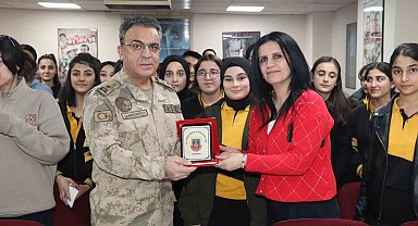 Necip Paşa öğrencilerle bir araya geldi