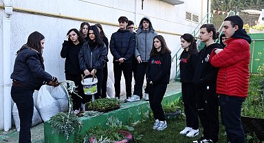 Nilüfer'de öğrenciler ders arasında fide ektiler