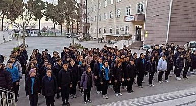 Öğrenciler depremde hayatını kaybedenler için saygı duruşunda bulundu