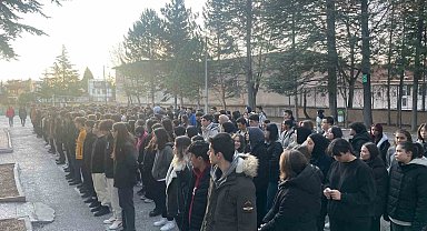 Öğrenciler ve öğretmenler 6 Şubat'ı saygı duruşuyla andı