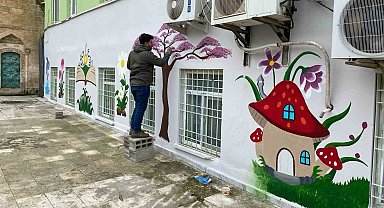 Öğrencilerin motivasyonunu arttırmak için bahçe duvarını süsledi