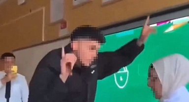 Öğretmenin karşısında oynayıp TikTok videosu çektiler