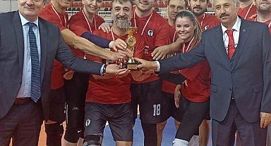 Öğretmenler yarıştı kupalarını aldı