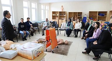 Öğretmenlere verilen ilk yardım eğitimleri devam ediyor
