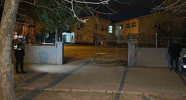 Okul bahçesinde veliye bıçaklı saldırı