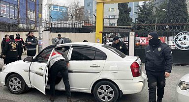 Okulların açılmasıyla birlikte Esenyurt'ta polis ekipleri okul önlerinde denetim gerçekleştirdi