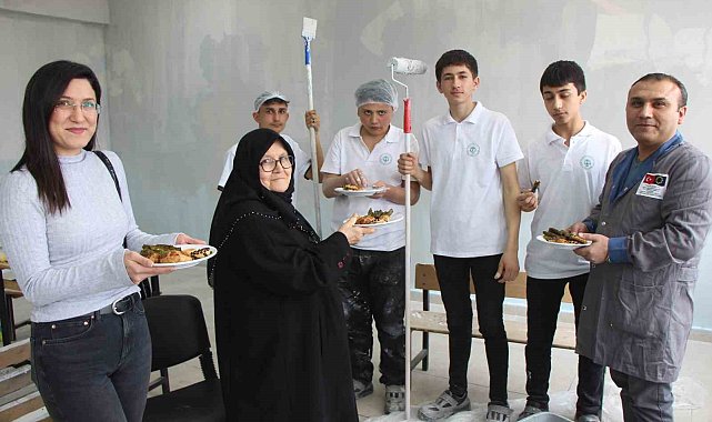 Okulu boyamaya gelen öğrencileri şehit evladının en sevdiği yemekle karşıladı