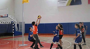 Ömer Halisdemir Spor Salonu'nda ilk maç oynandı