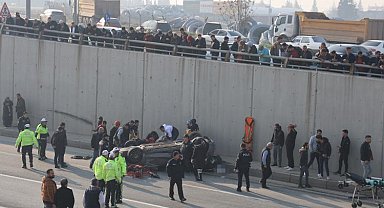 Önce otomobile sonra aydınlatma direğine çarpıp takla attı: 1 ölü, 1 yaralı