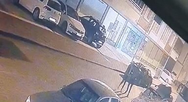 Önce tartıştı sonra otomobillerin aynalarını kırdı