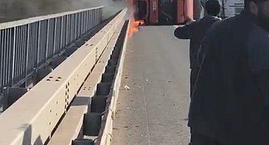 Otobanda kaza yapan tır alevlere teslim oldu...Şoför ölümden böyle kurtuldu