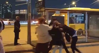 Otobüs şoförüyle yolcu arasında kavga çıktı, cadde ringe döndü