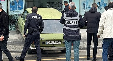 Otomobil banka şubesine girdi