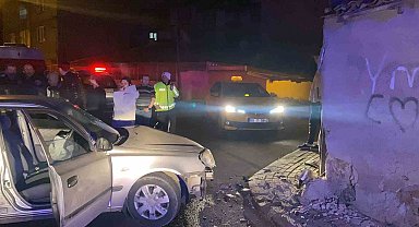 Otomobil duvara çarptı: 3 yaralı