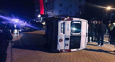 Otomobil ile çarpışan minibüs devrildi: 2 yaralı