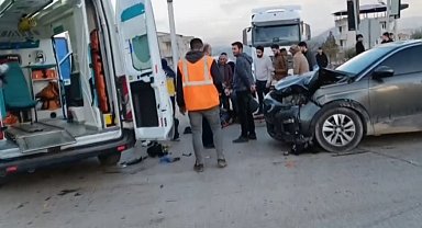 Otomobil ile çarpışan motosiklet sürücüsü yaralandı