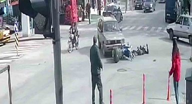 Otomobil ile motosikletin çarpışma anı kamerada