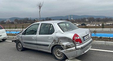 Otomobil ile tırın çarpıştığı kazada şans eseri yaralanan olmadı