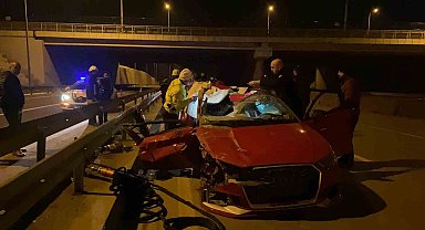 Otomobil önce tıra, ardından bariyere çarparak sürüklendi: 1 ölü, 3 yaralı