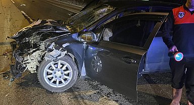Otomobil Tır'a çarptı: 1'i ağır 2 yaralı