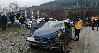 Otomobil tırla çarpıştı: 1'i ağır 5 yaralı