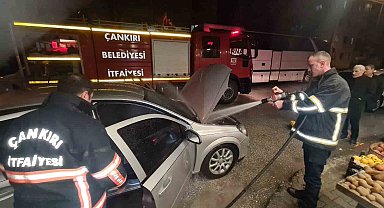 Otomobilde çıkan yangını itfaiye ekipleri söndürdü