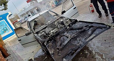 Otomobilde çıkan yangını itfaiye söndürdü