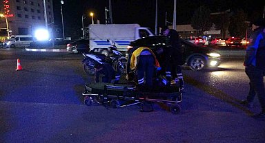 Otomobille çarpışan motokurye yaralandı