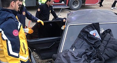 Otomobiller çarpıştı: 1 ölü, 2 yaralı