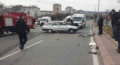 Otomobiller çarpıştı: 3 yaralı