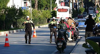 Oyuncak scooterıyla uygulamaya geldi, polisin önünde büyüklerine ders verdi