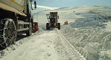 Özalp'te yol açma ve kurtarma çalışması
