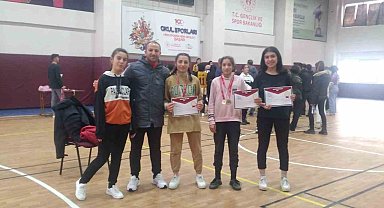 Özalplı kız öğrenci bilek güreşinde il birincisi oldu
