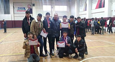 Özalpli öğrenci bilek güreşinde il birincisi oldu