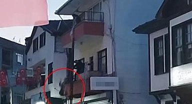 Özel gereksinimli kadın balkondan düştü: Korku dolu anlar kamerada
