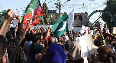 Pakistan'da Imran Khan destekçileri seçimlerde hile yapıldığı iddiasıyla protesto gösterisi düzenledi