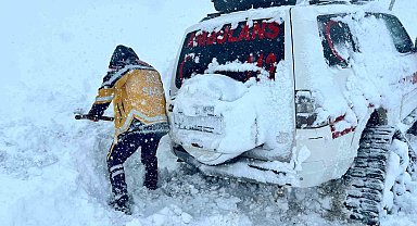Paletli ambulans mahsur kaldı traktörle çektiler