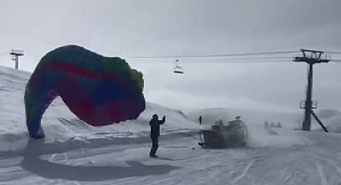 Paraşütle gökyüzünde kahvaltı keyfi yapan paraşütçü bu sefer ölümden döndü