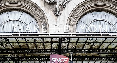 Paris'te tren istasyonunda bıçaklı saldırı: 1'i ağır 3 yaralı
