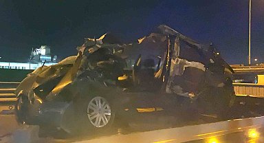 Park halindeki tıra çarpan otomobil parçalandı: 2 ağır yaralı